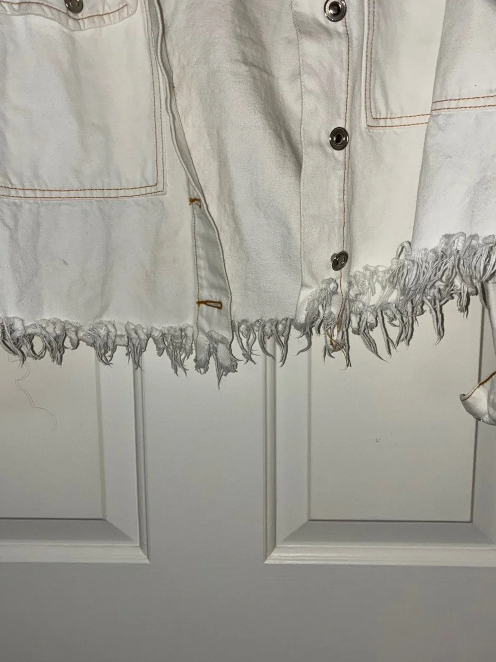 Fray‎ white denim jacket featuring raw fringe bottom hem. Sz S